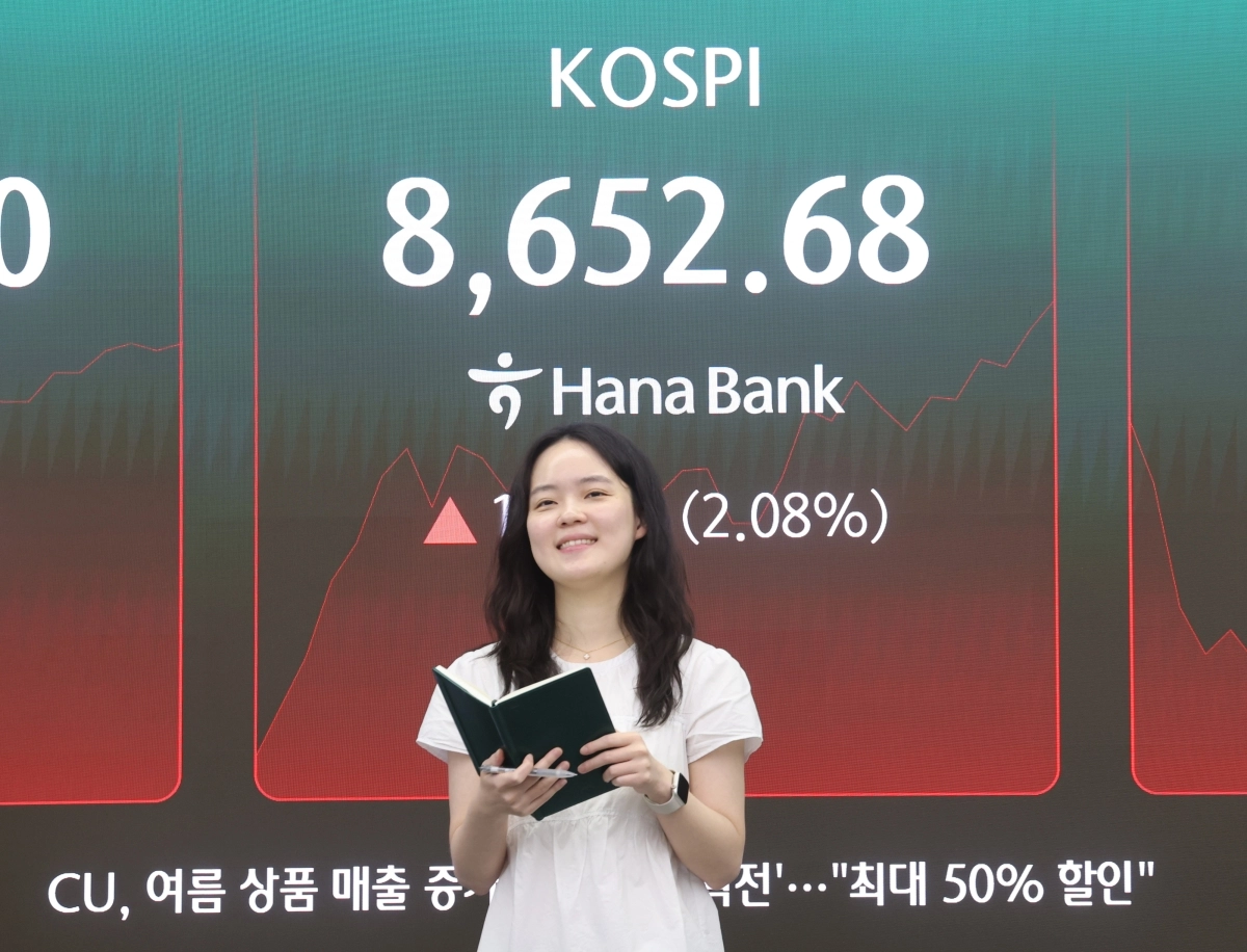 코스피가 상승 출발해 장중 사상 처음 8600선을 넘어선 1일 서울 중구 하나은행 딜링룸에서 직원이 업무를 보고 있다. 2026.6.1. 연합뉴스