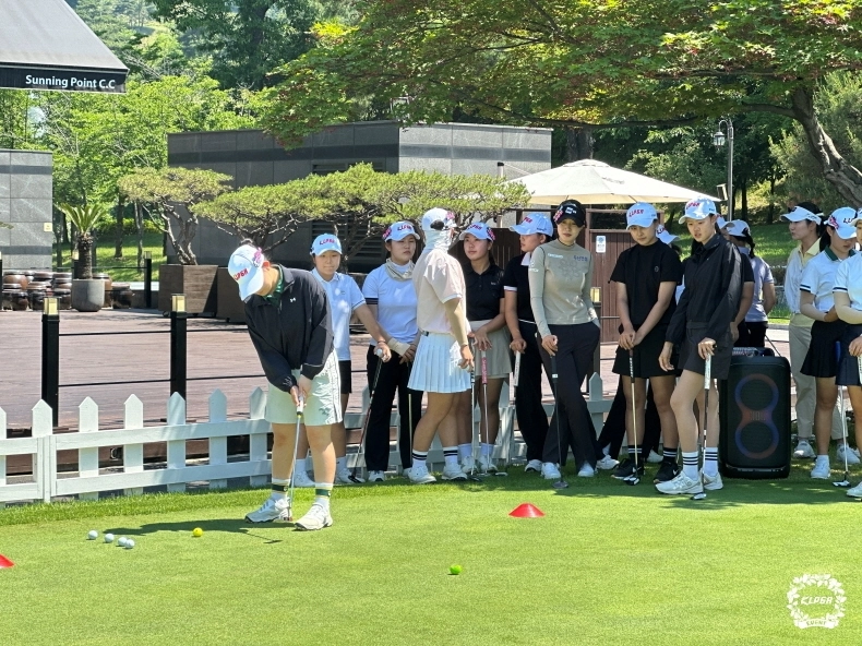 2026 KLPGA 엘리트 유소년 골프 멘토링에 참가한 KLPGA 선수들과 유소년 골프 꿈나무들. KLPGA 제공.