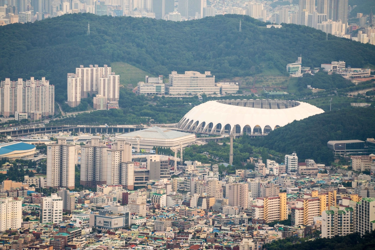방탄소년단의 공연이 열리는 부산아시아드주경기장 일대 모습. 한국관광공사 제공.