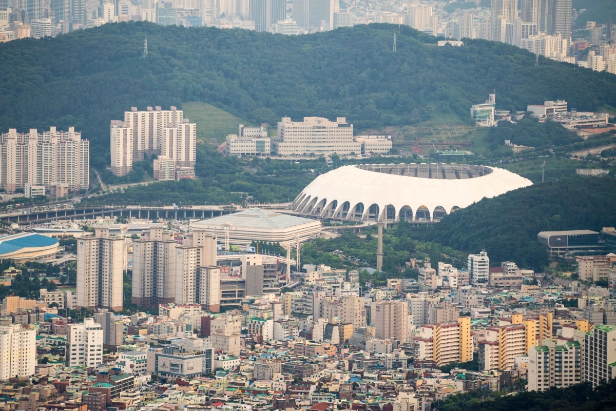 방탄소년단의 공연이 열리는 부산아시아드주경기장 일대 모습. 한국관광공사 제공.