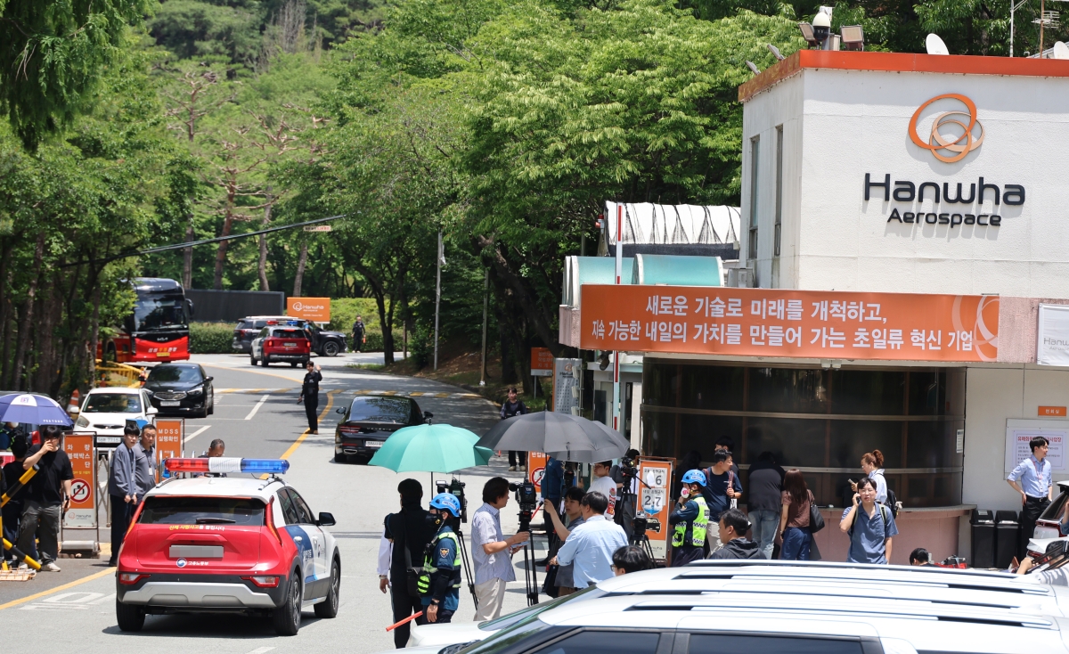 1일 오전 대전 유성구 외삼동 한화에어로스페이스 대전사업장에서 폭발 사고가 나 정문 앞이 통제 중인 가운데, 노동 당국이 정문 안으로 진입하고 있다. 2026.6.1