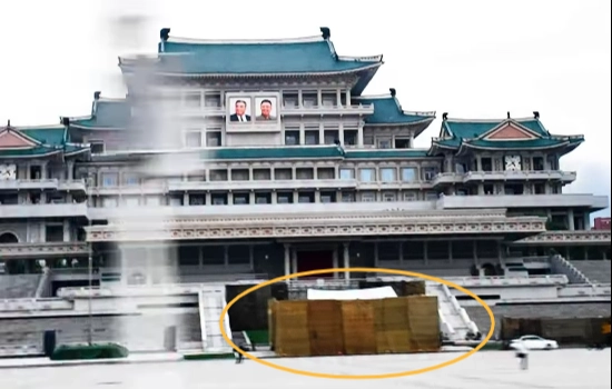 비비안 발라크리쉬난 싱가포르 외교부 장관이 지난달 26일 평양에서 촬영한 북한 김일성 광장 모습. 사열대(노란색 동그라미)로 추정되는 구조물이 가림막으로 싸여 있다. 페이스북 캡처