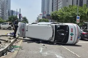 신호위반 사설구급차, SUV에 들이받혀… 환자 1명 사망·6명 부상