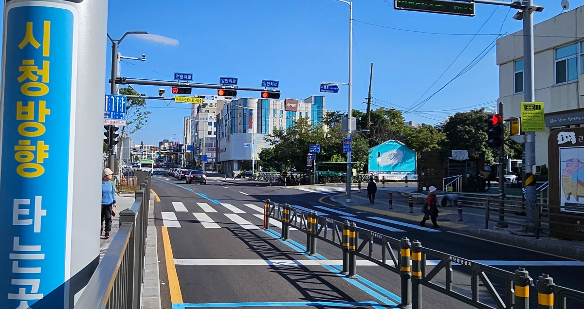 보행시간 연장과 보행자 우선출발신호(LPI) 도입에 제주지역 횡단보도 보행자 교통사고가 줄어든 것으로 나타났다. 제주 강동삼 기자