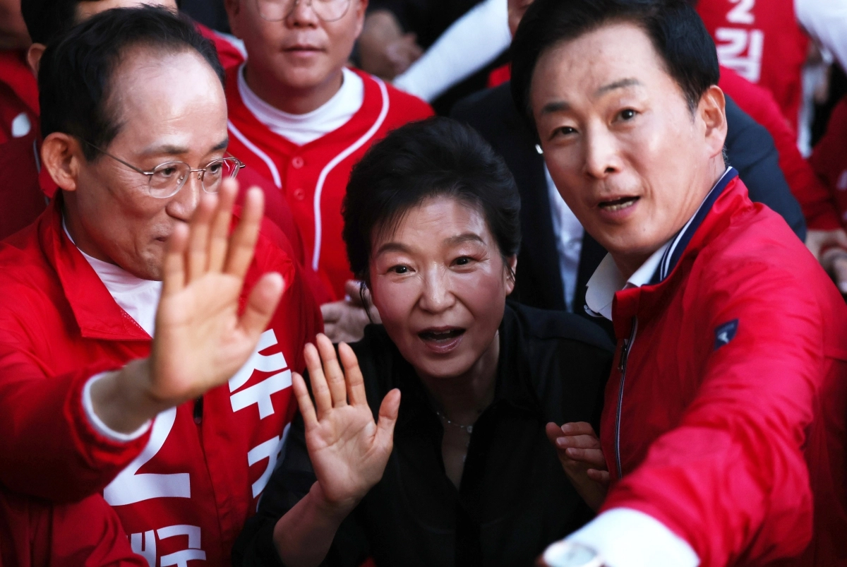 박근혜 전 대통령이 31일 오후 추경호(왼쪽) 국민의힘 대구시장 후보, 유영하(오른쪽) 국민의힘 의원과 함께 대구 수성못을 찾아 시민들과 인사를 나누고 있다. 2026.5.31 뉴스1