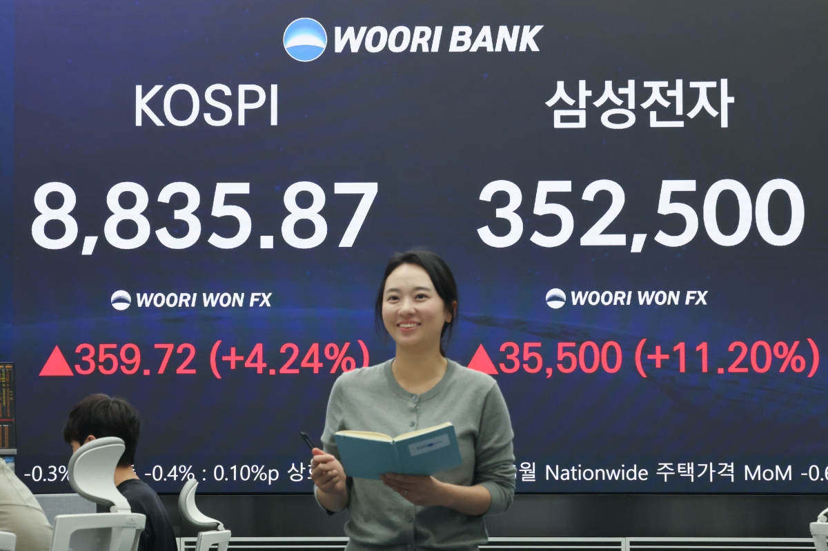 1일 서울 중구 우리은행 본점 딜링룸에 코스피와 삼성전자 주가가 표시돼 있다. 2026.6.1. 연합뉴스