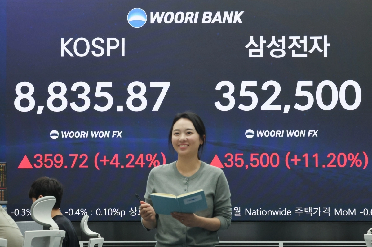 1일 서울 중구 우리은행 본점 딜링룸에 코스피와 삼성전자 주가가 표시돼 있다. 2026.6.1. 연합뉴스