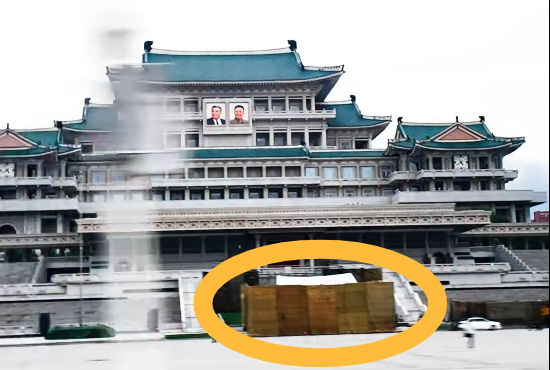 비비안 발라크리쉬난 싱가포르 외교부 장관이 지난달 26일 평양에서 촬영한 북한 김일성 광장 모습. 사열대(노란색 동그라미)로 추정되는 대형 구조물이 가림막으로 싸여 있다. 페이스북 캡처