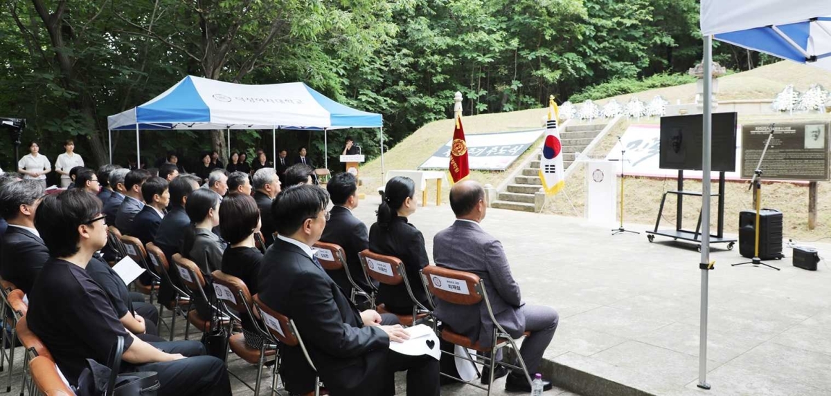 덕성여대가 1일 서울 도봉구 쌍문동 차미리사 선생 묘소에서 ‘차미리사 선생 제71주기 추도식’을 진행하고 있다. 덕성여대 제공