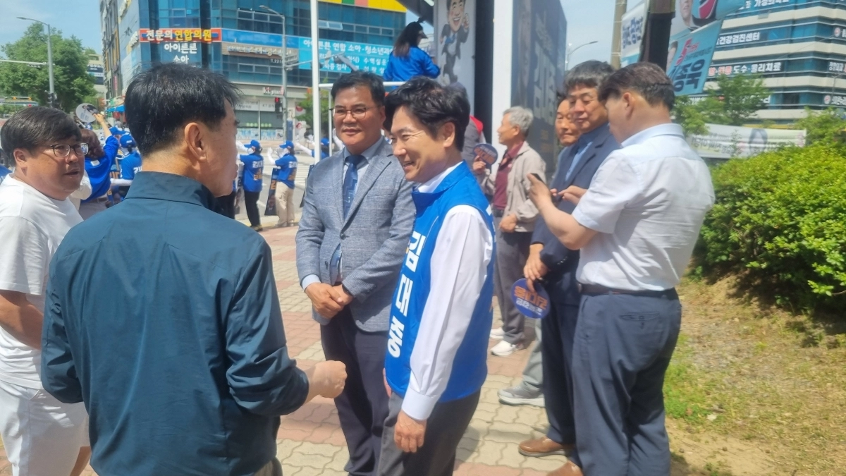 김대중 전남광주특별시교육감 후보가 순천지역 유권자들에게 신대·선월지구 학교 신설문제를 거론하고 있다.