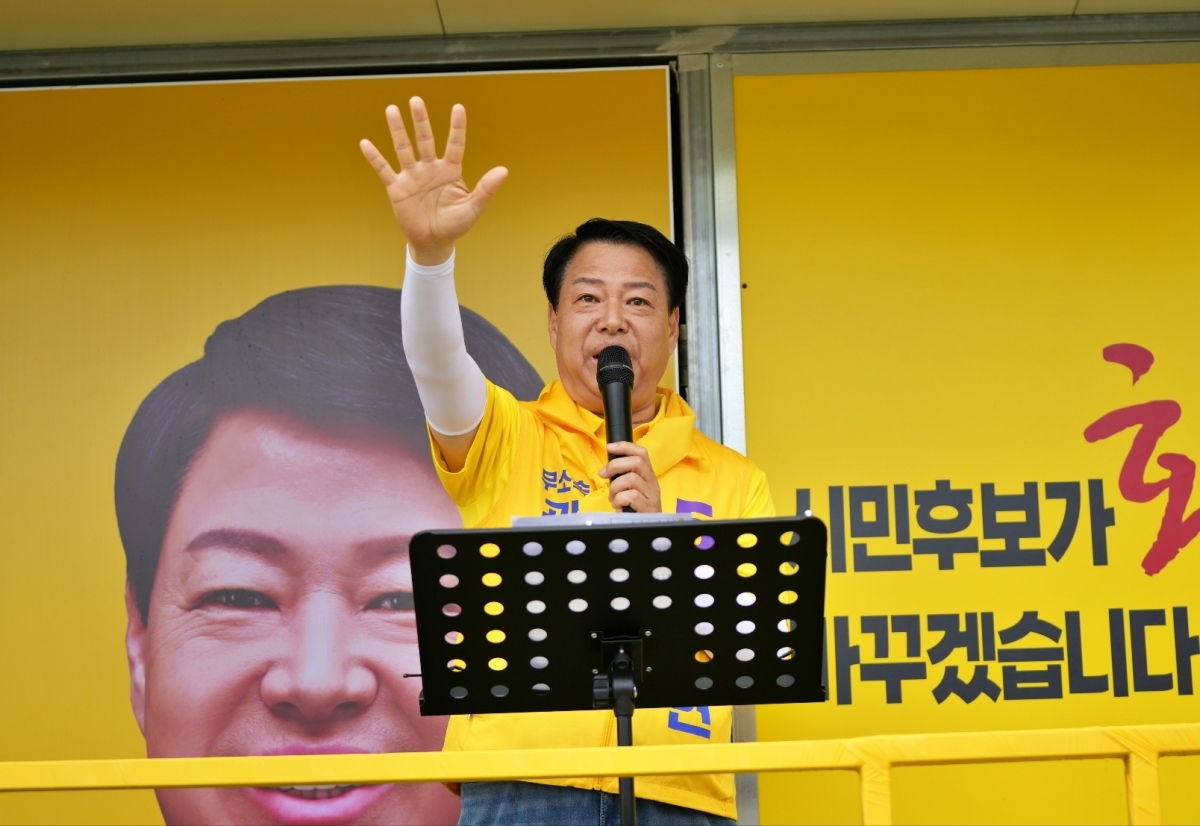 박성현 광양시장 예비후보가 유세차량에서 유권자들에게 지지를 호소하고 있다.