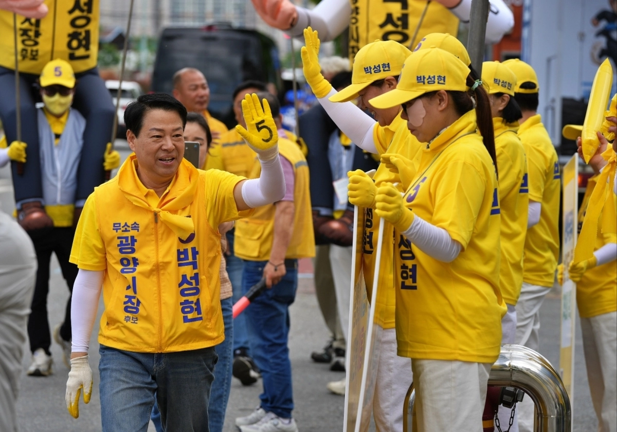 무소속 박성현 광양시장 예비후보가 시민들에게 지지를 호소하고 있다.