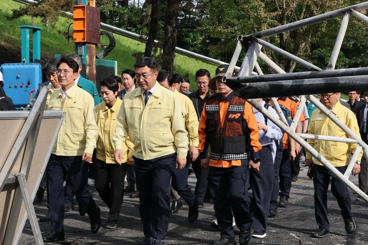 김민석 국무총리가 1일 오후 한화에어로스페이스 대전사업장을 방문해 현장을 살펴보고 있다. 경찰과 소방 당국에 따르면 이날 오전 10시 59분 발생한 폭발 사고로 5명이 사망했고, 1명이 전신화상으로 중상, 1명이 경상을 입었다. 연합뉴스