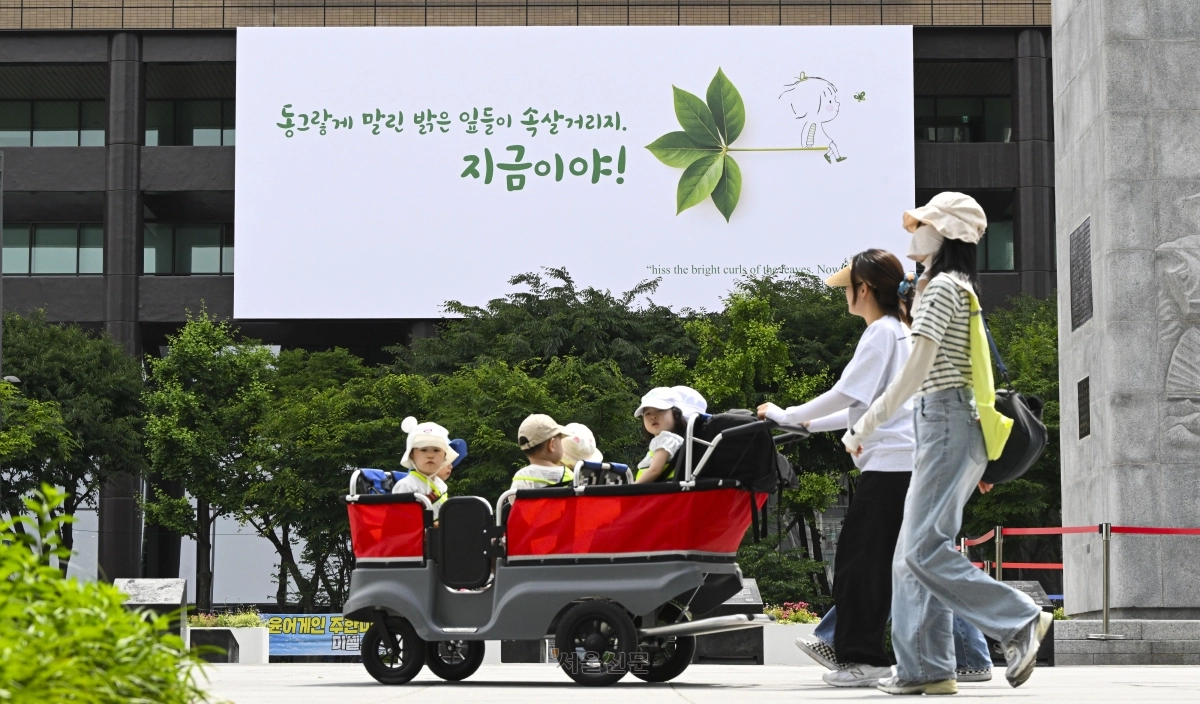 지금이야, 밝은 잎들이 속살거리는 계절