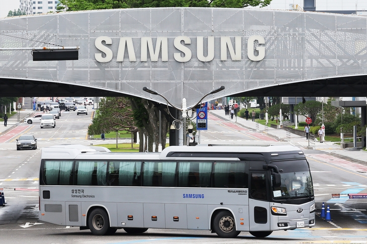 경기 수원시 삼성전자 본사의 셔틀버스. 삼성전자와 SK하이닉스의 성과급과 사내 대출로 ‘셔세권’(셔틀버스+역세권)의 아파트 가격이 가파르게 오르고 있다. 연합뉴스