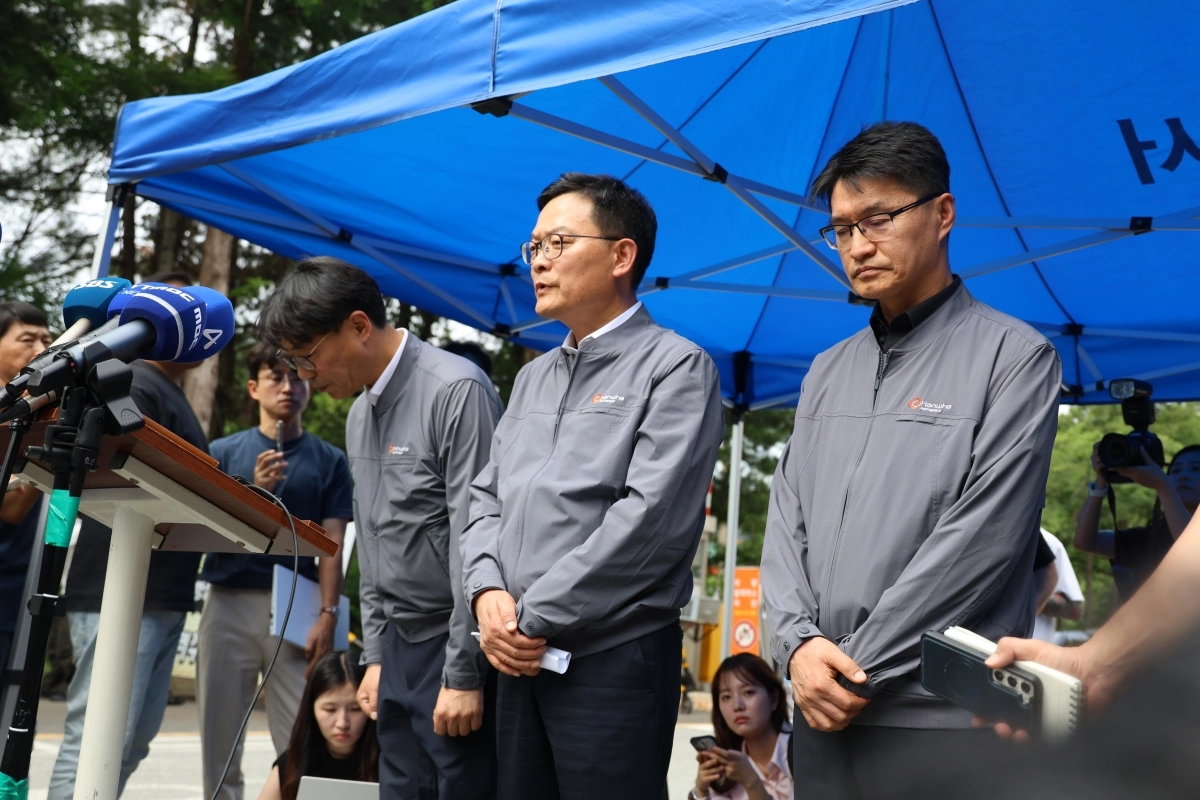 1일 오전 대전 유성구 외삼동 한화에어로스페이스 대전사업장에서 폭발 사고가 나 정문 앞이 통제 중인 가운데, 이날 오후 정문 앞에 도착한 한화에어로스페이스 손재일 대표이사(가운데)가 언론 브리핑을 통해 입장을 밝히고 있다. 2026.6.1. 연합뉴스