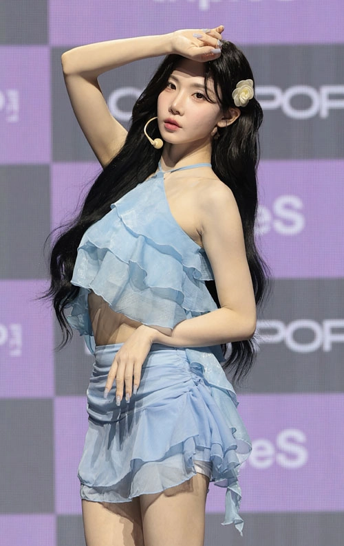 그룹 트리플에스(tripleS) 나경이 1일 서울 용산구 블루스퀘어 마스터카드홀에서 열린 ASSEMBLE26 ‘LOVE & POP’ 파트 1 ‘LOVE’ 쇼케이스에서 포즈를 취하고 있다. 2026.6.1<br>뉴스1