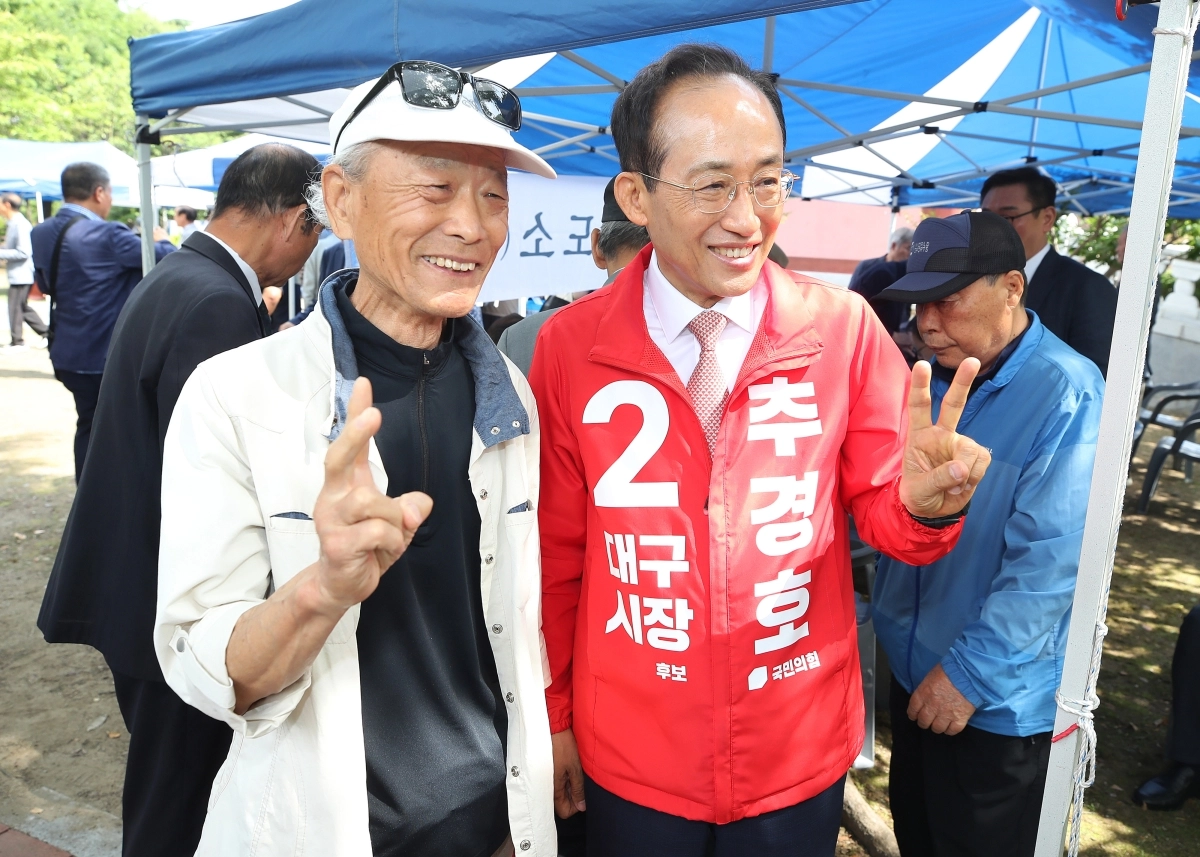 추경호(오른쪽) 국민의힘 대구시장 후보가 1일 대구 동구 망우당공원에서 열린 의병의 날 기념행사에 참석해 시민과 기념촬영을 하는 모습. 대구 뉴스1