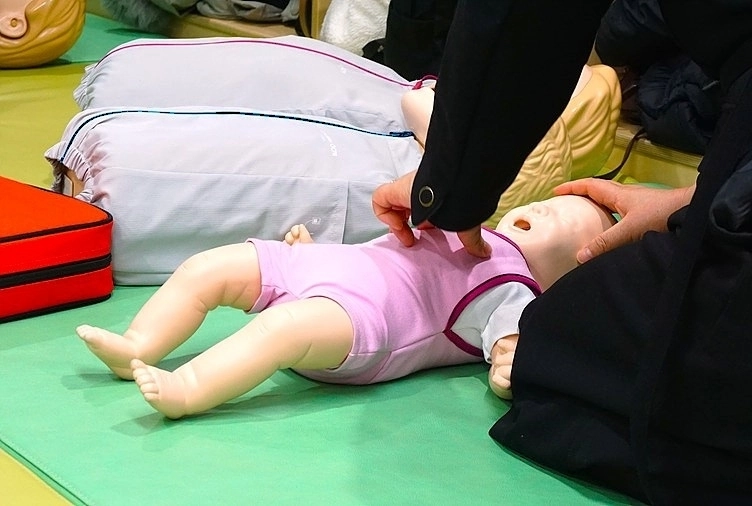 지난해 3월 송파구 송파안전체험교육관에서 열린 ‘응급처치 교육’에서 한 참가자가 소아 심폐소생술 교육을 받고 있다. 송파구 제공