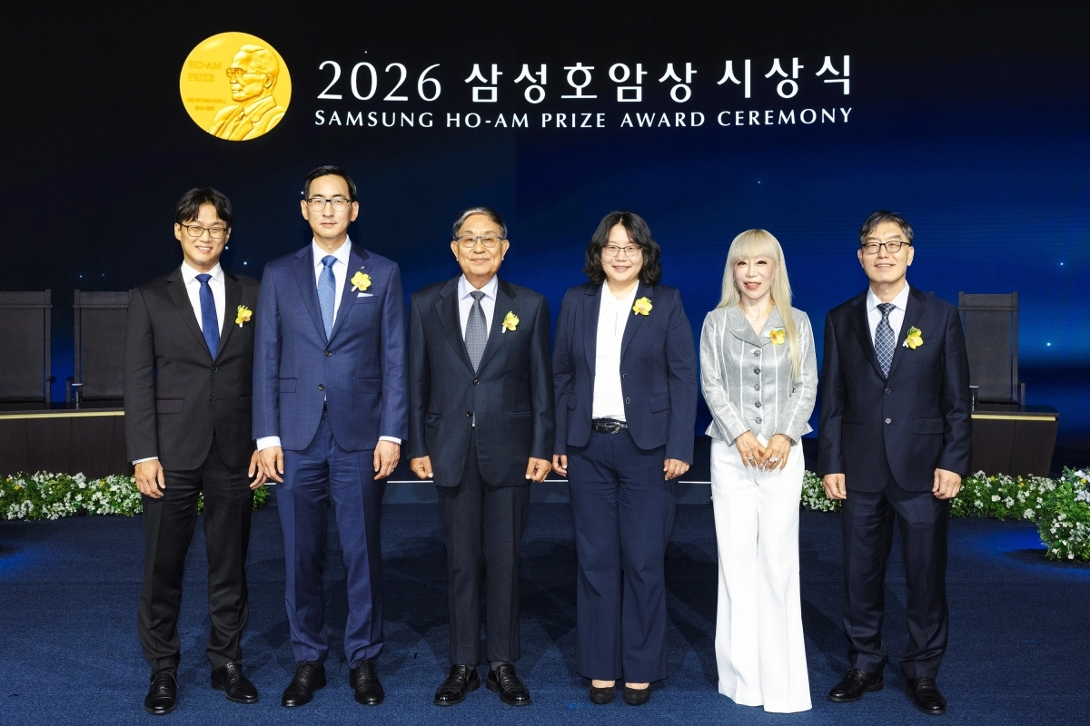삼성호암상 수상자들이 1일 서울신라호텔 다이너스티홀에서 열린 ‘2026 삼성호암상 시상식’에서 기념 촬영을 하고 있다. 왼쪽부터 과학상 물리·수학부문 오성진 UC버클리 교수, 과학상 화학·생명과학부문 윤태식 위스콘신대 매디슨 교수, 공학상 김범만 포스텍 명예교수, 의학상 에바 호프만 코펜하겐대 교수, 예술상 조수미 성악가, 사회봉사상 오동찬 국립소록도병원 의료부장. 호암재단 제공