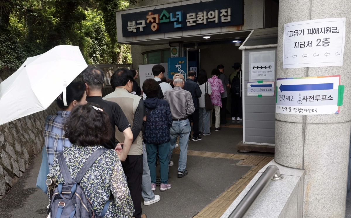 제9회 전국동시지방선거 및 부산 북구갑 국회의원 보궐선거 사전투표 첫날인 29일 부산 북구 만덕2동행정복지센터를 찾은 시민들이 2층에 마련된 사전투표소로 들어가기 위해 길게 줄을 서고 있다. 2026.05.29. 공동취재
