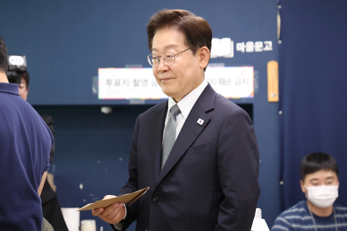기표소 향하는 이재명 대통령