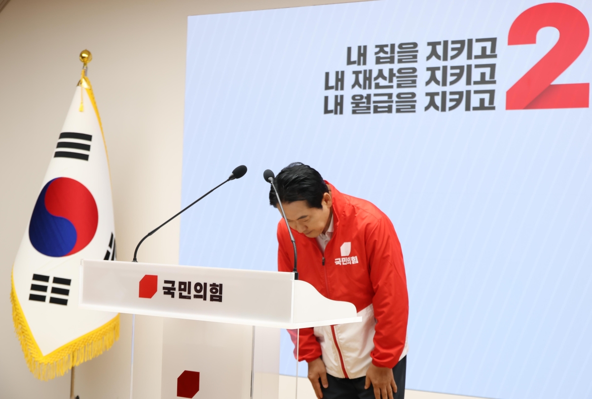 인사하는 국민의힘 장동혁 상임선대위원장