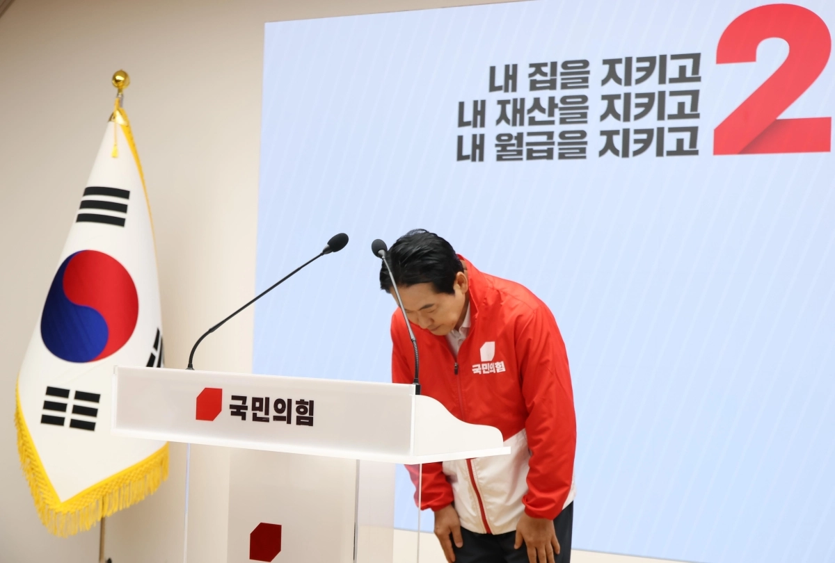 인사하는 국민의힘 장동혁 상임선대위원장