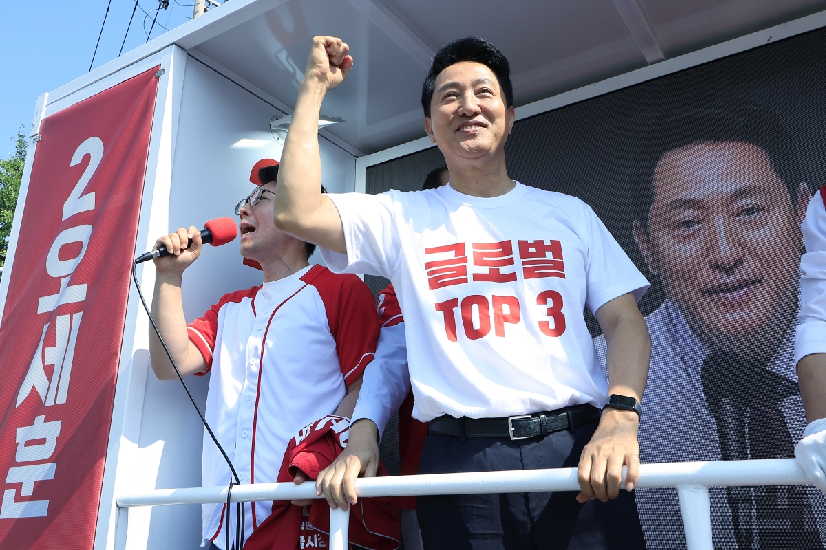 오세훈 국민의힘 서울시장 후보가 2일 오전 서울시 용산구 효창공원역 앞에서 대국민 호소문 발표 후 순회 유세를 출발하며 시민들을 향해 인사하고 있다.  뉴스1