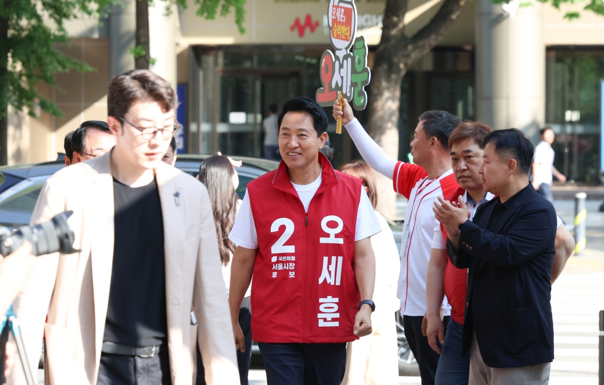 오세훈 국민의힘 서울시장 후보가 2일 오전 서울 지하철 여의도역 인근에서 제9회 전국동시지방선거를 하루 앞두고 출근길 유세를 하고 있다. 뉴시스