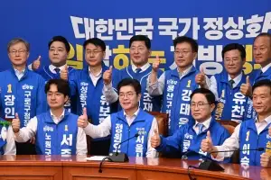 구청장 후보들과 기념 촬영하는 정원오 후보