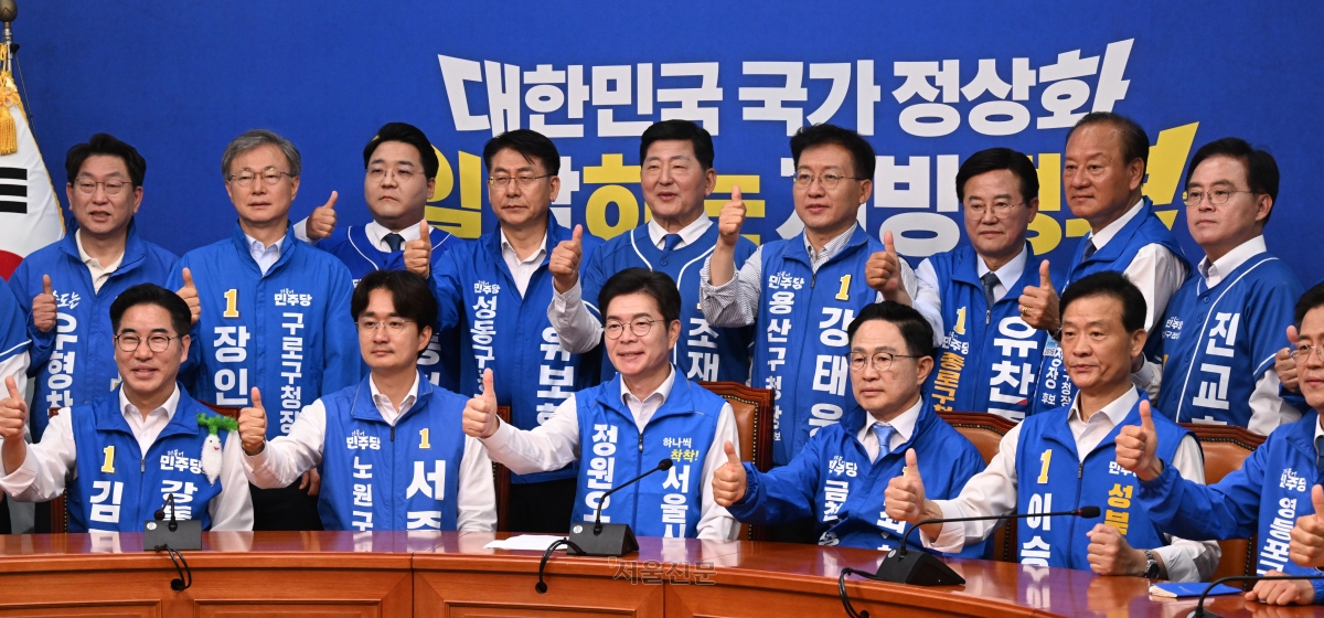 정원오 더불어민주당 서울시장 후보가 2일 국회에서 민주당 서울 지역 구청장 후보들과 기념 촬영을 하고 있다.2026.6.2 안주영 전문기자