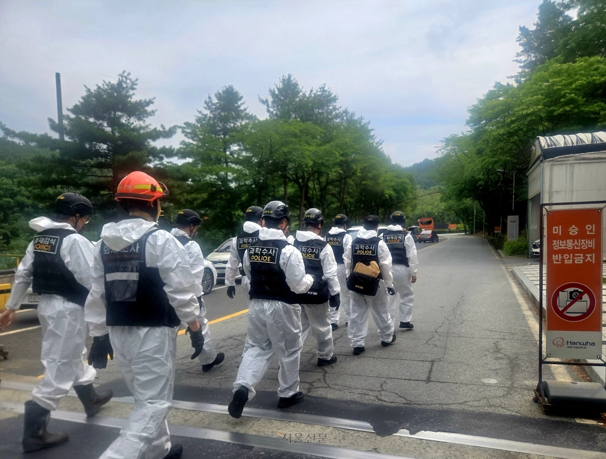 대전경찰청 관계자들이 한화에어로스페이스 대전사업장 들어가고 있다. 이종익 기자
