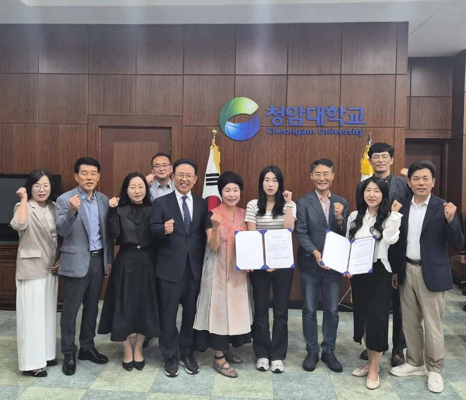 청암대학교가 ‘2026학년도 1학기 신화정 장학금 전달식’을 열고 학생 2명에게 장학금을 수여했다.