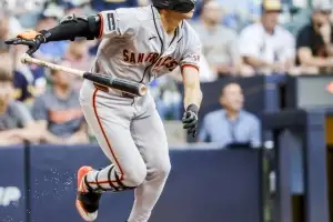 이정후, 9경기 연속 안타…팀은 2-16 대패
