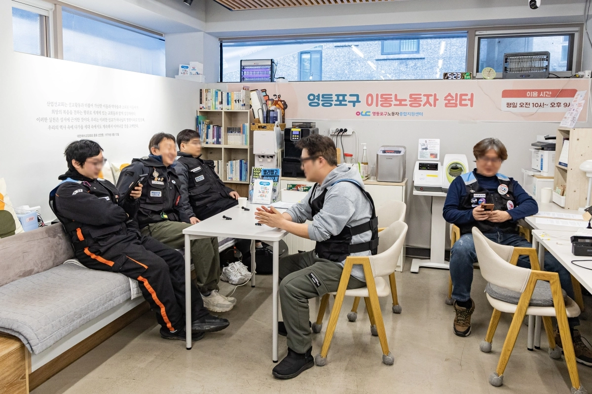 이동노동자들이 지난 3월 서울 영등포구 당산2동 이동노동자 쉼터 1호점에서 휴식하며 대화를 나누고 있다. 영등포구 제공
