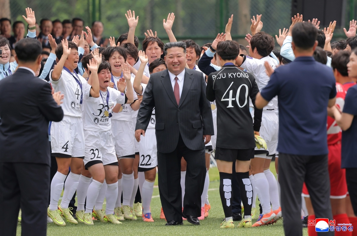 김정은 북한 국무위원장이 지난 1일 노동당 중앙간부학교 창립 80주년 기념행사에서 여자축구 선수들이 두 손을 들어 환호하는 가운데 경기장으로 들어서고 있다. 2026.6.2 평양 조선중앙통신=연합뉴스