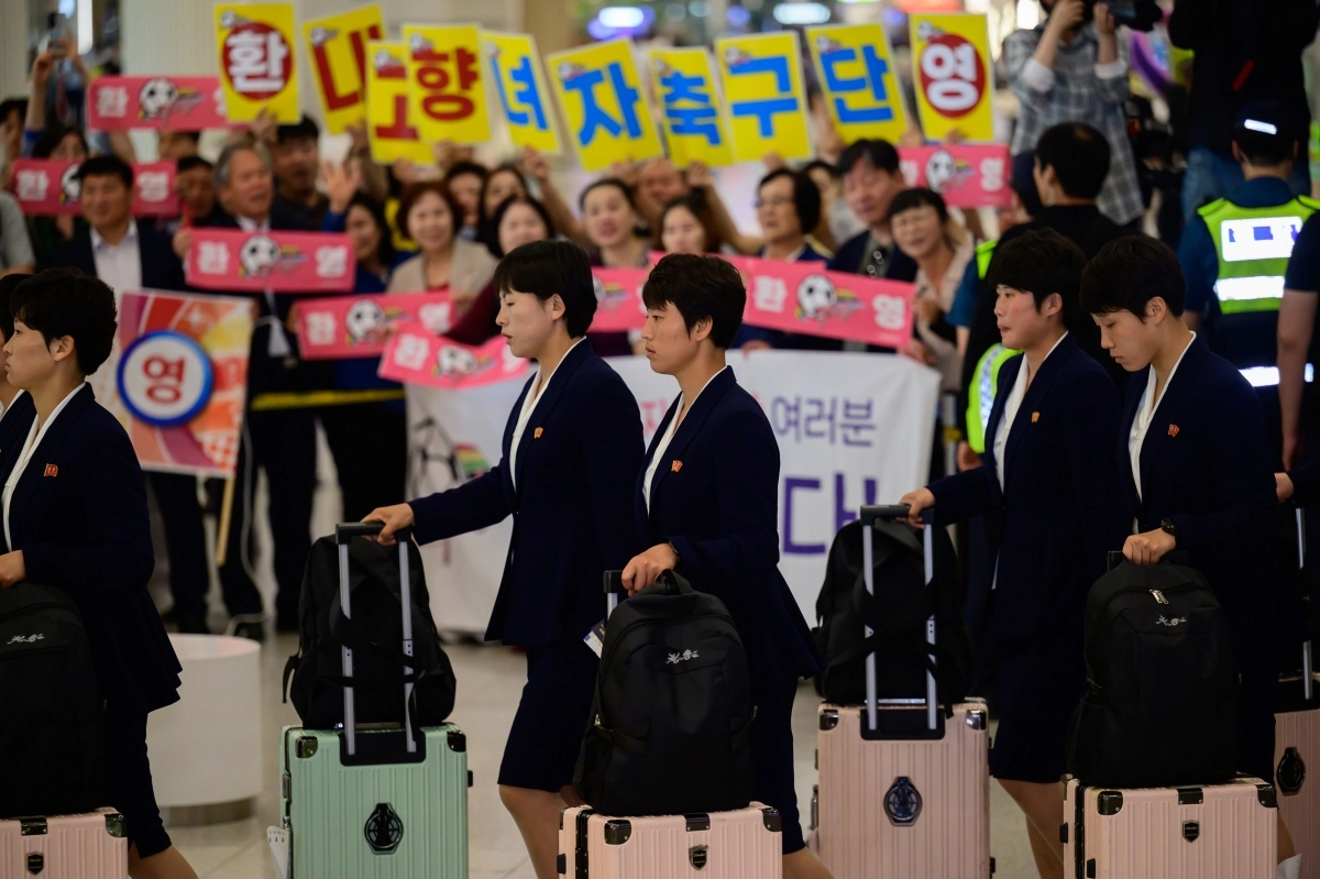 2025-2026 아시아축구연맹(AFC) 여자 챔피언스리그(AWCL) 4강전에서 수원FC 위민을 상대하는 내고향여자축구단이 17일 인천국제공항 제1여객터미널에서 자주통일평화연대 등 단체 관계자들의 환영을 받으며 입국하고 있다. 2026.5.17 [공동취재] 연합뉴스