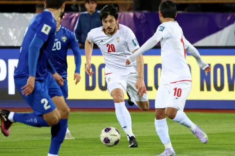 국가에 대한 충성심 부족을 이유로 2026 국제축구연맹(FIFA) 북중미월드컵 이란 축구대표팀에서 제외된 간판 공격수 사르다르 아즈문(가운데). AFP 연합뉴스