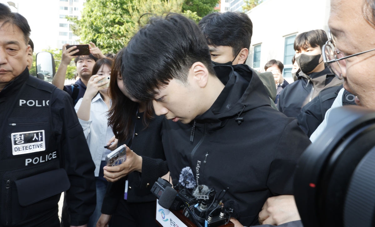어린이날 광주 도심에서 일면식 없는 여고생을 살해한 혐의를 받는 장윤기(23)가 14일 오전 광주 서부경찰서에서 검찰에 송치되고 있다. 2026.5.14 뉴스1