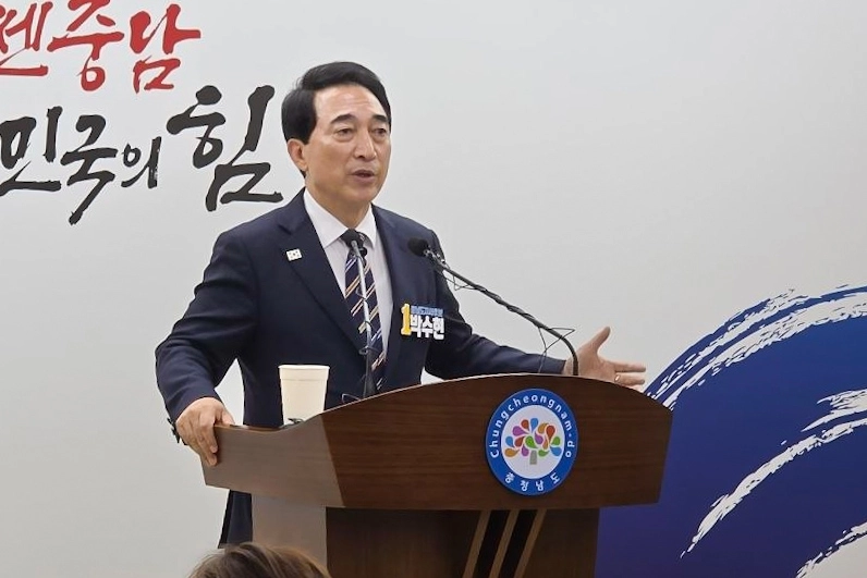 박수현 민주당 충남도지사 후보가 2일 충남도청에서 기자회견을 하고 있다. 박 후보 캠프 제공