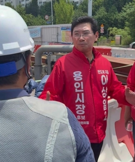 이상일 국민의힘 용인시장 후보가 2일 선거유세 중 기흥구 보라동 일대 지하차도 상수도관 파열 현장을 방문해 복구 상황을 점검하고 있다. 이상일 캠프 제공