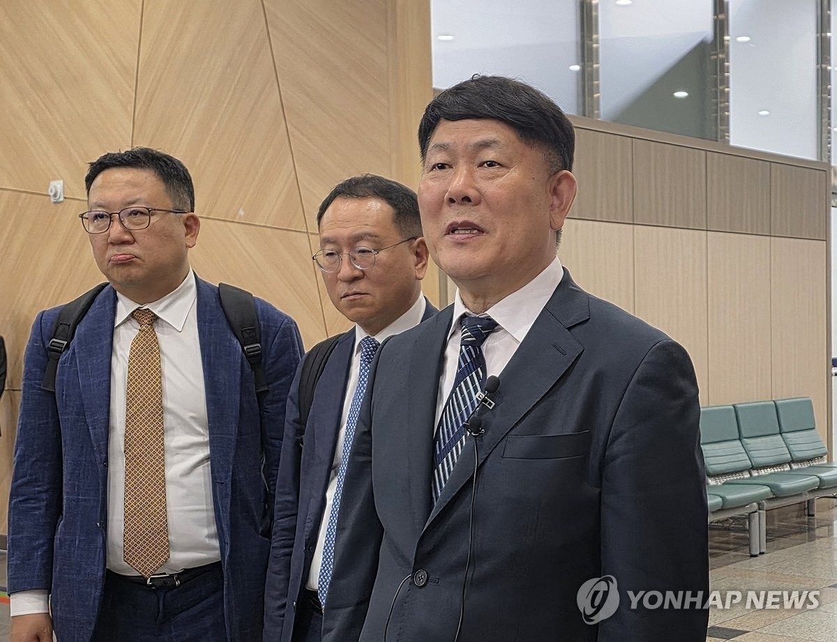 지난해 5월 탈세 혐의 재판에 참석한 김정규(오른쪽) 타이어뱅크 회장. 대전 연합뉴스