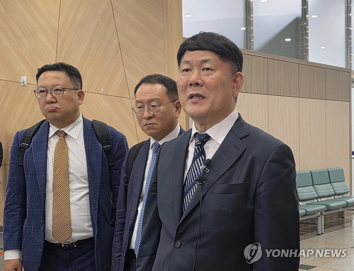 지난해 5월 탈세 혐의 재판에 참석한 김정규(오른쪽) 타이어뱅크 회장. 대전 연합뉴스