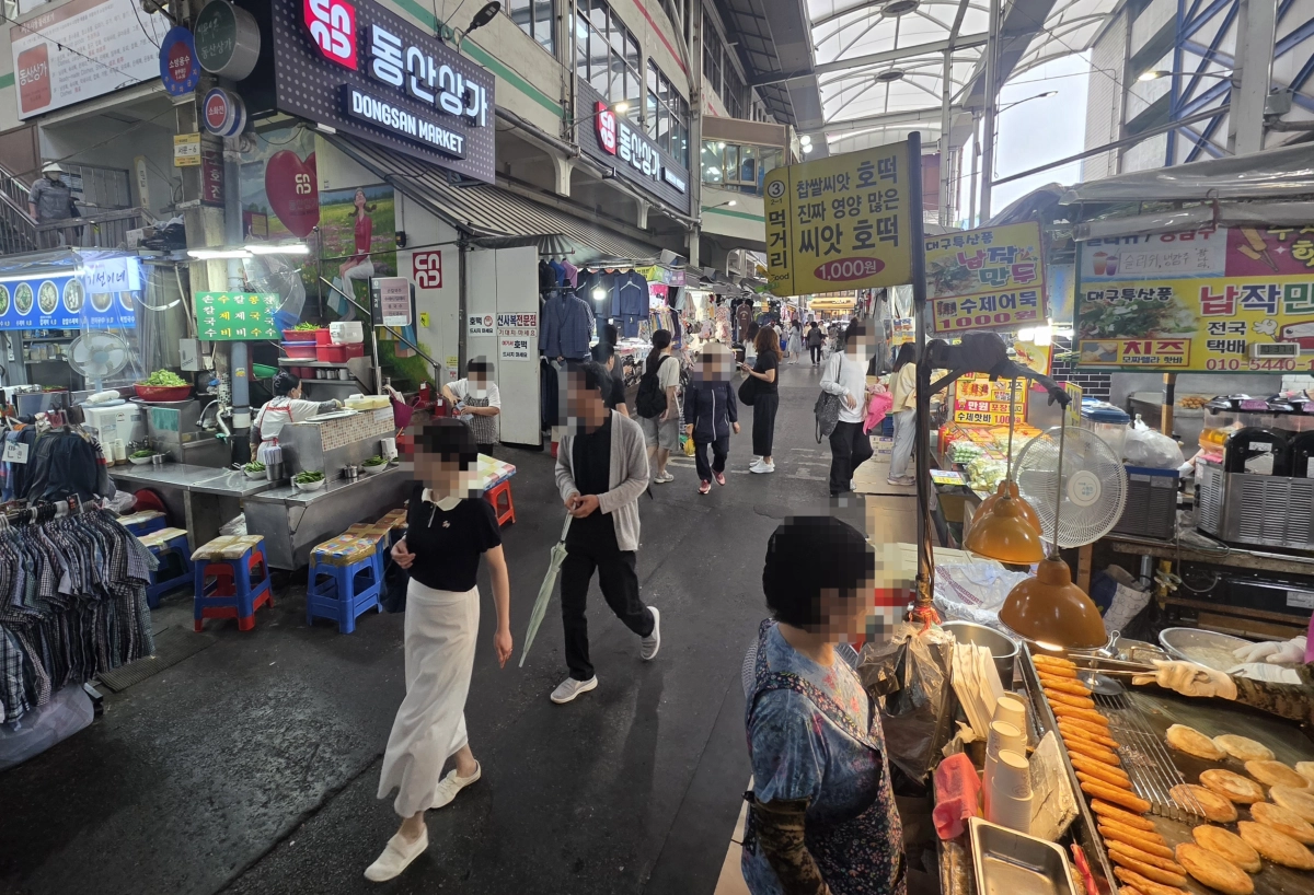 6·3 지방선거를 하루 앞둔 2일 대구 중구 서문시장이 장을 보러 온 시민들로 북적이고 있다. 2026. 6. 2. 대구 민경석 기자