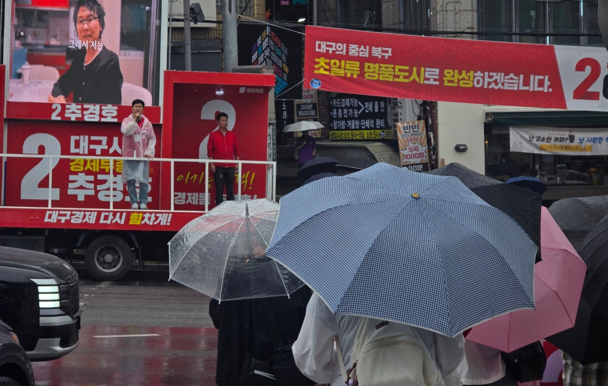 6·3 지방선거를 하루 앞둔 2일 대구 북구 경북대 북문 앞에서 우재준 국민의힘 의원이 유세차에 올라 연설하는 모습을 대학생들이 바라보고 있다. 2026. 6. 2. 대구 민경석 기자