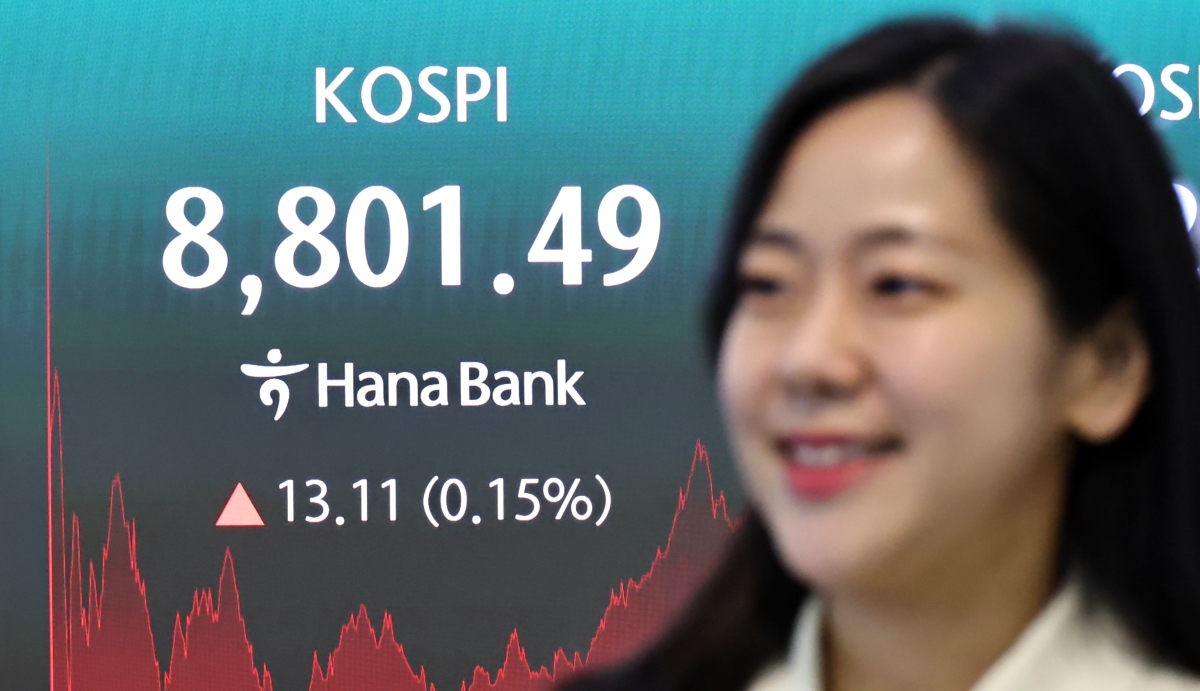 2일 서울 중구 하나은행 딜링룸 현황판에 코스피 등이 표시되고 있다. 이날 코스피는 전 거래일 대비 13.11포인트(0.15%) 오른 8801.49에, 코스닥은 24.00포인트(2.29%) 내린 1026.03에 장을 마감했다. 연합뉴스