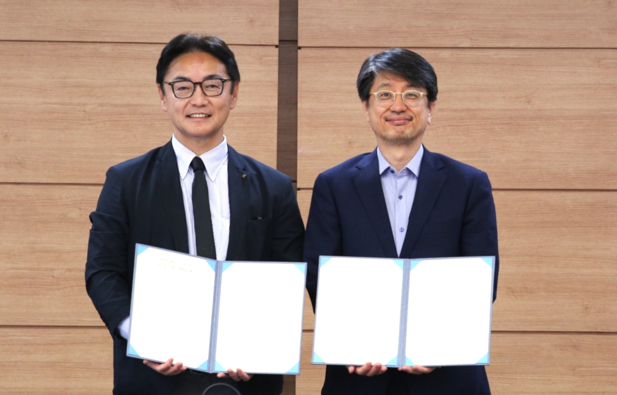 ‘청년교류·글로벌 인재 양성 위한 업무협약식’ 뒤 이원호(오른쪽) 성신여대 총장직무대리와 고토다 마사즈미 도쿠시마현 지사가 기념사진을 촬영하고 있다. 성신여대 제공