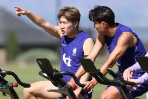 지각 합류에 짐도 안 풀고 훈련장 직행한 이강인…손흥민과는 많은 대화도