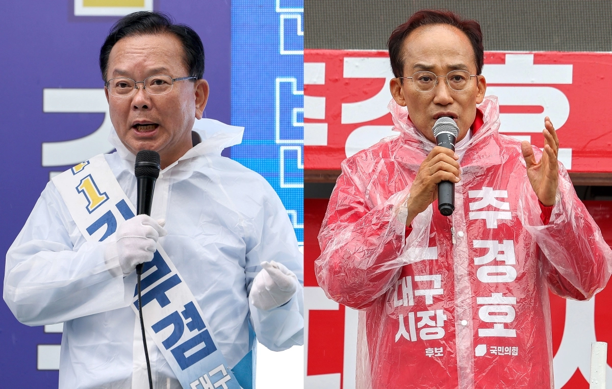 6·3 지방선거전 마지막 날인 2일 대구에 비가 내린 가운데 김부겸(왼쪽) 더불어민주당 대구시장 후보와 추경호(오른쪽) 국민의힘 후보가 각각 수성구 수성동4가 아파트 단지 일대와 북구 경북대 북문 앞에서 비옷을 입고 마지막 지지를 호소하고 있다. 대구 뉴시스
